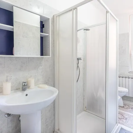 Zen Jacuzzi Retreat mit Terrasse Garage und 24 7 Check in Netflix und Disney Plus Apartment