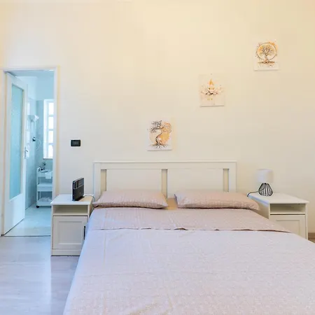 Zen Jacuzzi Retreat mit Terrasse Garage und 24 7 Check in Netflix und Disney Plus Apartment *