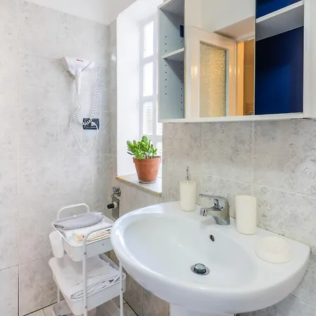 Apartment Zen Jacuzzi Retreat Mit Terrasse Garage Und 24 7 Check In Netflix Und Casale Monferrato